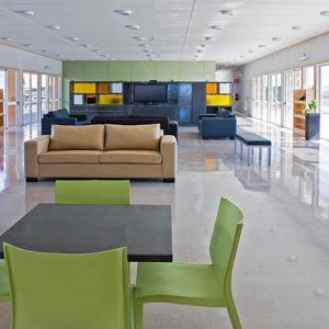 Gimnasio y sala de recreación